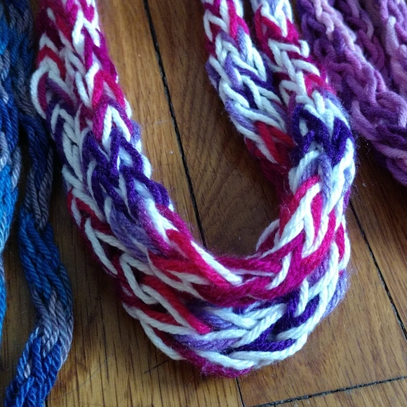 Lot of five handmade fingernail scarf necklaces - Picture 5 of 6